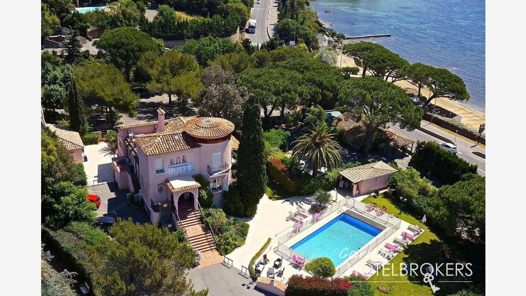 Vente hôtel à pied de la plage Golfe de St-Tropez