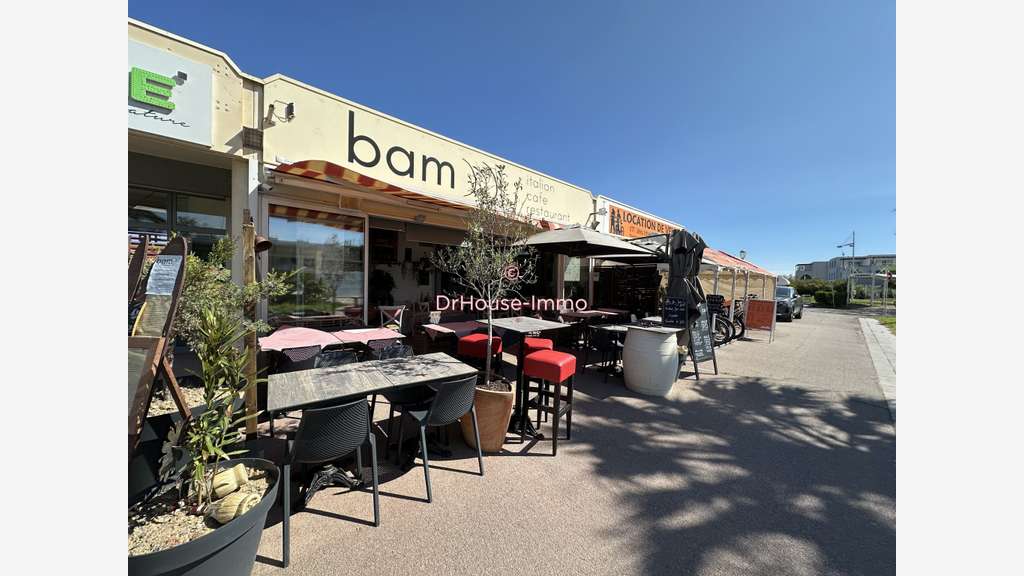 AV très beau restaurant rond point du Bagnas