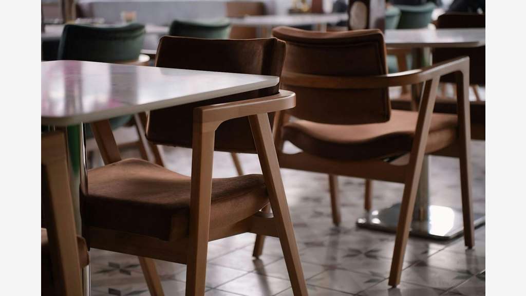 AV restaurant sur une esplanade piétonne 78