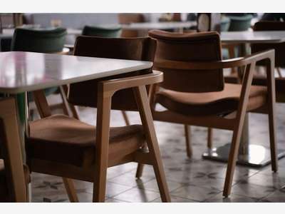AV restaurant sur une esplanade piétonne 78