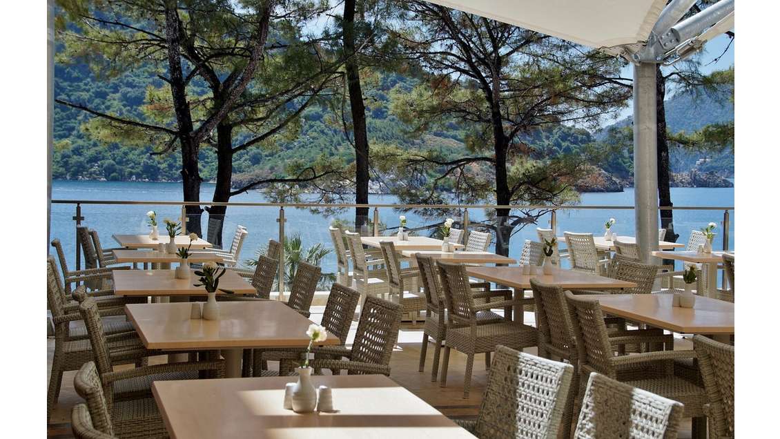Vente hôtel restaurant bord de lac renommé HA