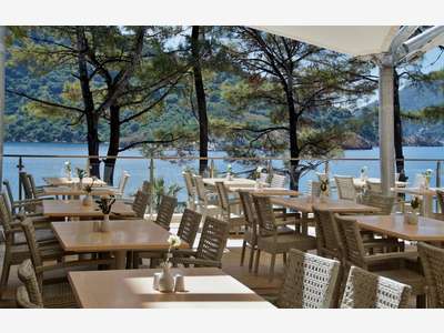 Vente hôtel restaurant bord de lac renommé HA