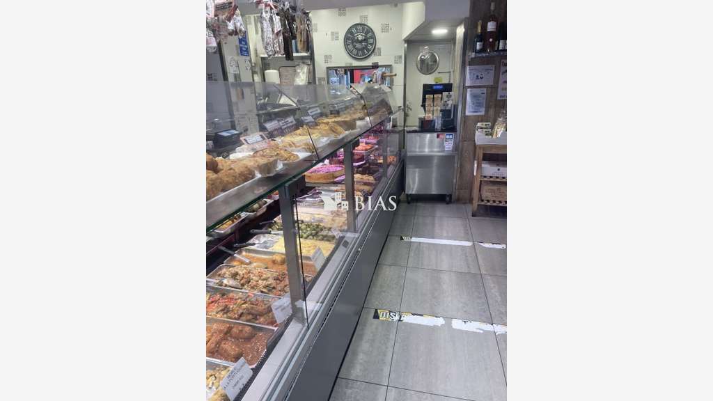 Vente FDC Traiteur dans rue commerçante à Paris