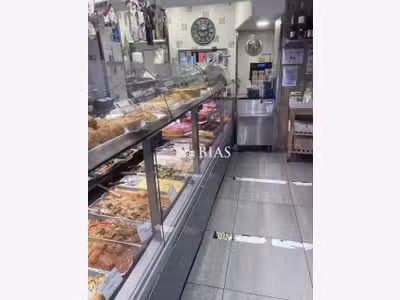 Vente FDC Traiteur dans rue commerçante à Paris