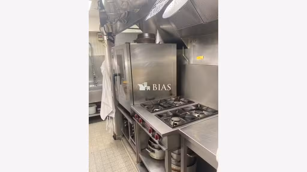 Vente FDC Traiteur dans rue commerçante à Paris