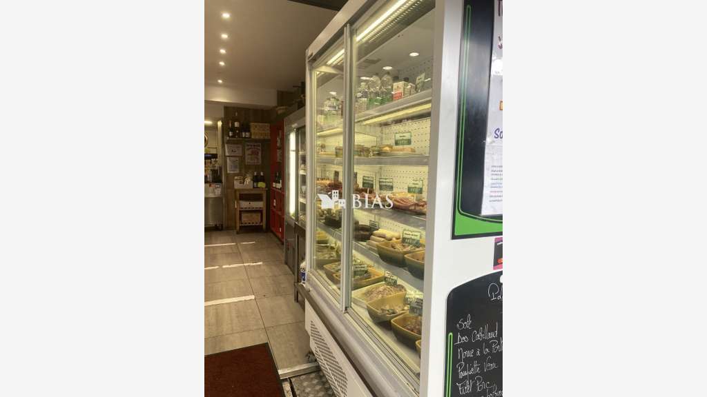 Vente FDC Traiteur dans rue commerçante à Paris