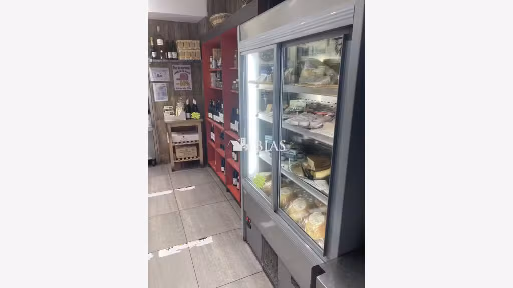 Vente FDC Traiteur dans rue commerçante à Paris
