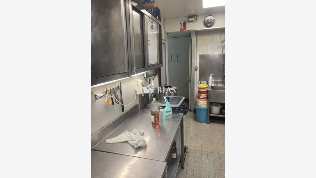 Vente FDC Traiteur dans rue commerçante à Paris