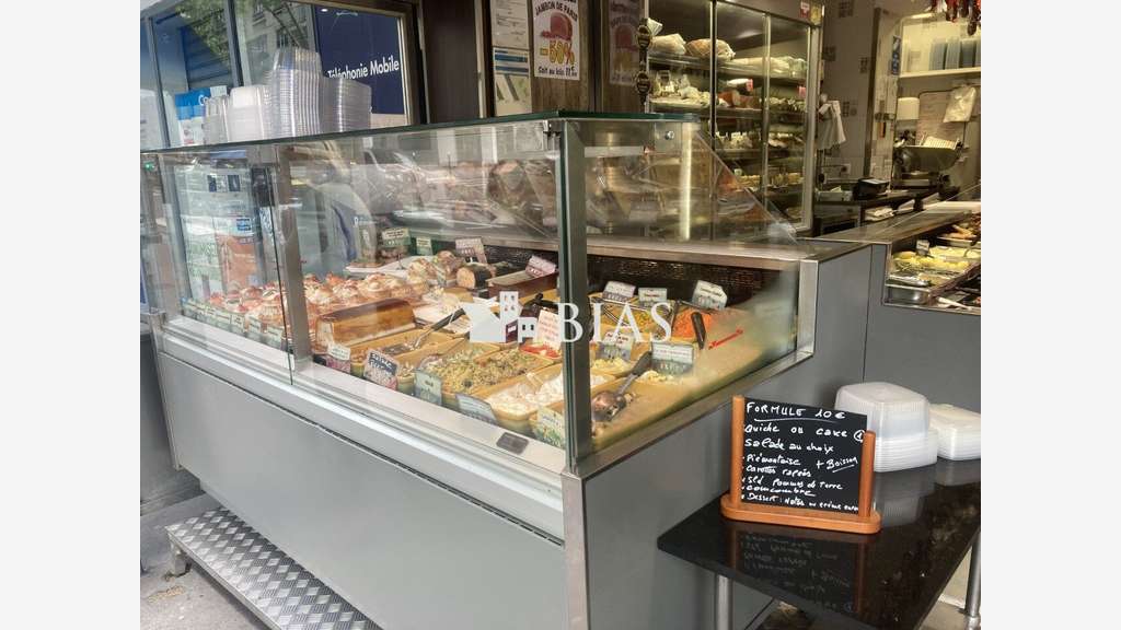 Vente FDC Traiteur dans rue commerçante à Paris